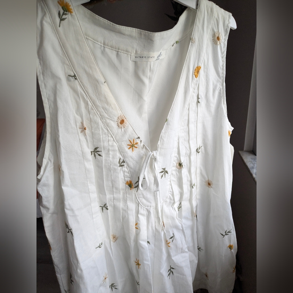 NWT Altar'd State Evie Floral Embroidered Romper - Picture 3 of 8